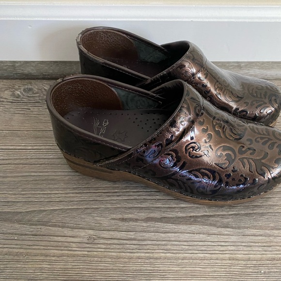 Brown tooled Dansko clogs - Picture 2 of 3